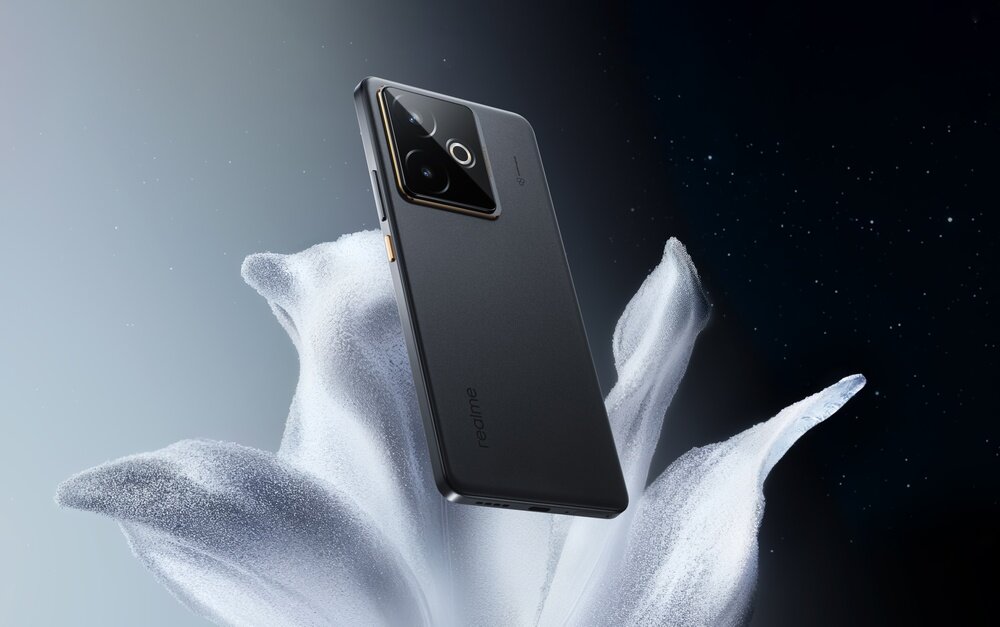 Smartfon REALME GT 7T na tle nieba