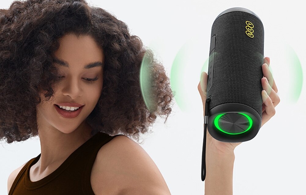 Głośnik mobilny QCY SP7 40 W 105 dB wysoka głośność nagłośnienie plenerowe, osoba trzymająca głośnik w ręku