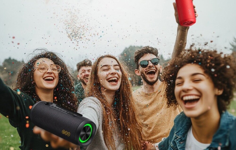 Głośnik mobilny QCY SP7 RGB 15 trybów podświetlenie zsynchronizowane z muzyką, osoby trzymające głośnik w ręku bawiące się w rytm muzyki