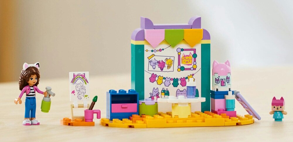 LEGO 10795 Gabby-s Dollhouse Prace ręczne z Tekturzątkiem opis