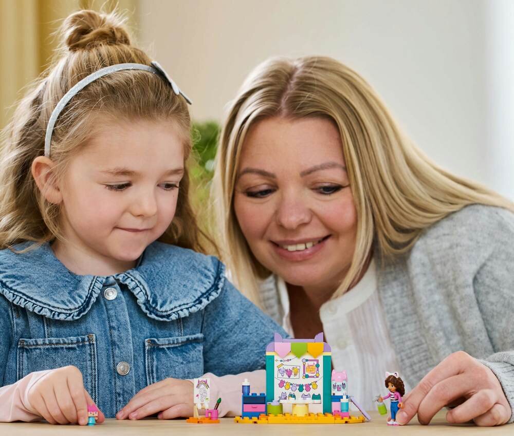 LEGO 10795 Gabby-s Dollhouse Prace ręczne z Tekturzątkiem 4+