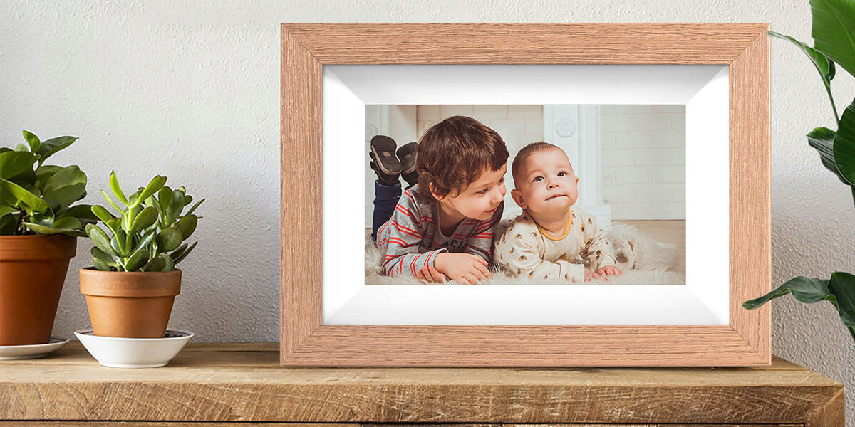 Ramka cyfrowa KODAK RCF-702W Burlywood RODZENSTWO Zdjecie poziome ramki w zdjeciu 2 dzieci