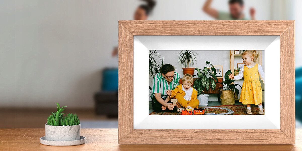 Ramka cyfrowa KODAK RCF-702W Burlywood USTAWIENIE pion poziom Ramka w tle eksponowana razem z małą doniczką