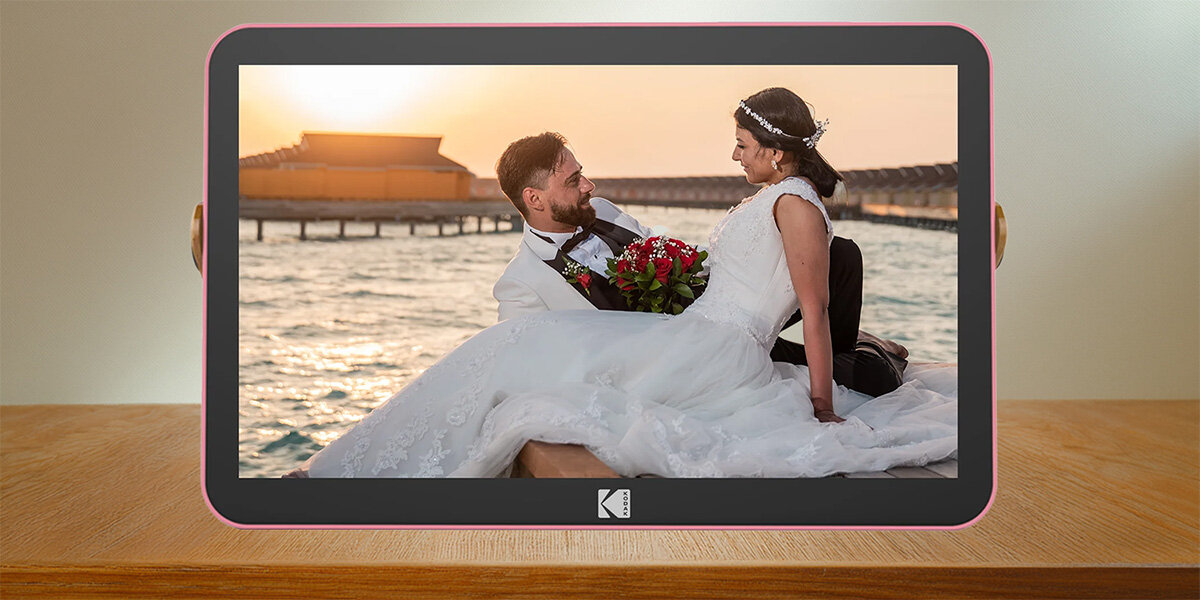 Ramka cyfrowa KODAK RWF-108V Różowy, Młoda para w tle zachodzącego słońca