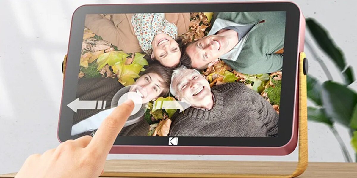 Ramka cyfrowa KODAK RWF-108V Różowy, Dotyk, Ramka na blacie, palec wskazujący dotyka ekranu ramki