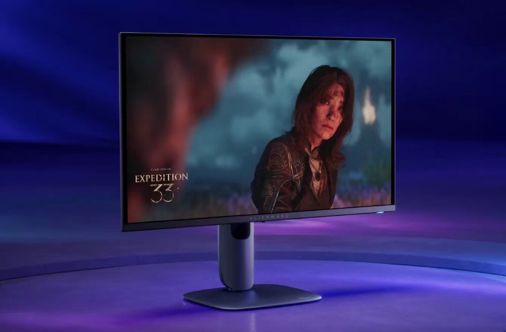 Monitor DELL Alienware AW2725Q Monitor na fioletowym tle wyświetlający zbliżenie na twarz postaci z gry patrzącej w prawą stronę
