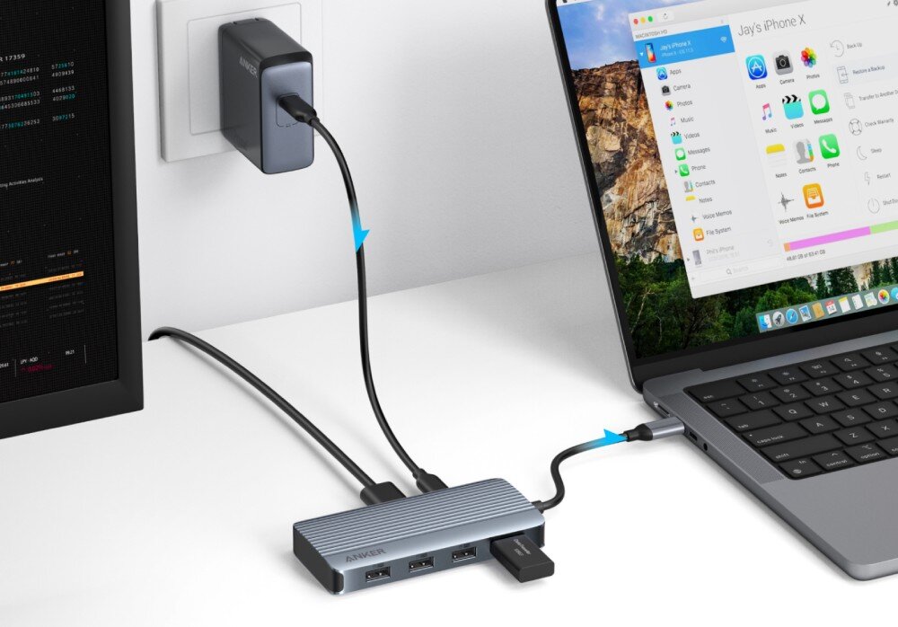 Hub ANKER A83740A1 7w1 Zdjęcie przedstawiające schemat ładowania, gdzie kabel z ładowarki sieciowej jest wpięty do portu PD w hubie, a ten przekazuje energię do podłączonego laptopa