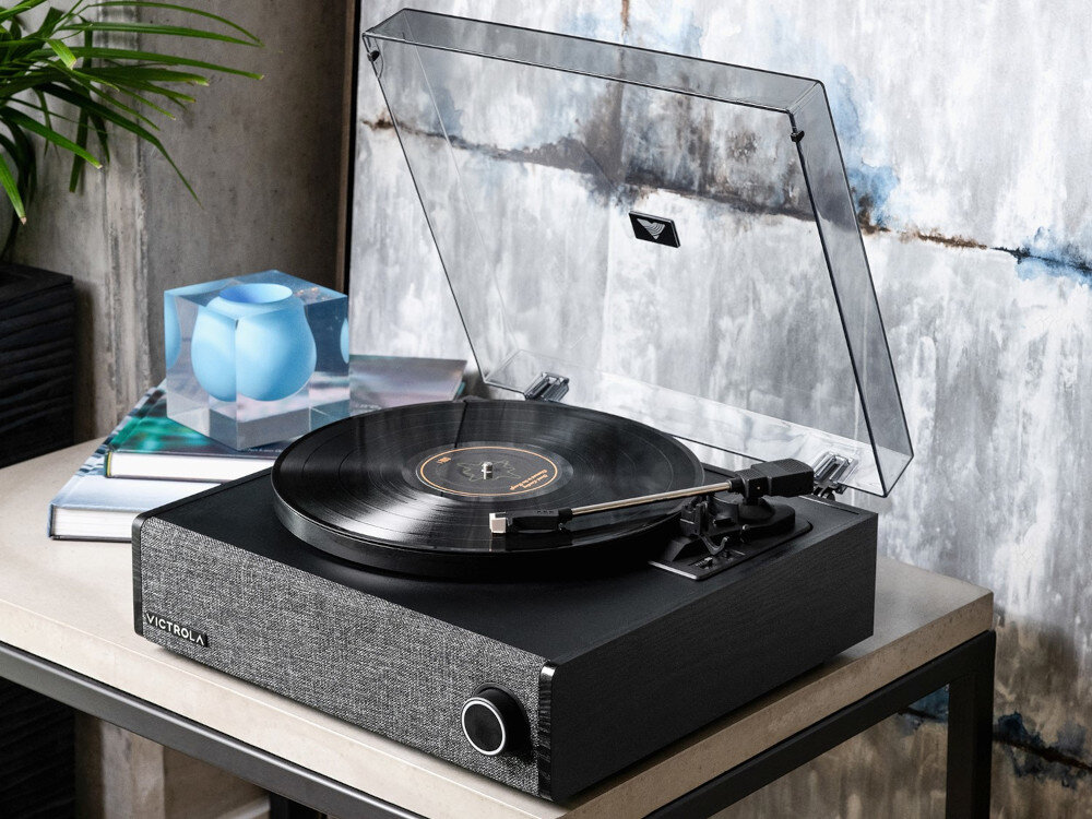 Gramofon VICTROLA VTA-78 - Styl i brzmienie, gramofon stojący na stoliku