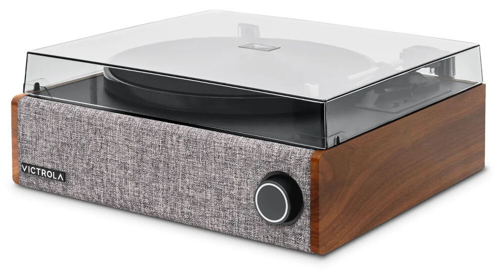 Gramofon VICTROLA VTA-78 - Ochrona i elegancja w jednym, gramofon na białym tle po skosie