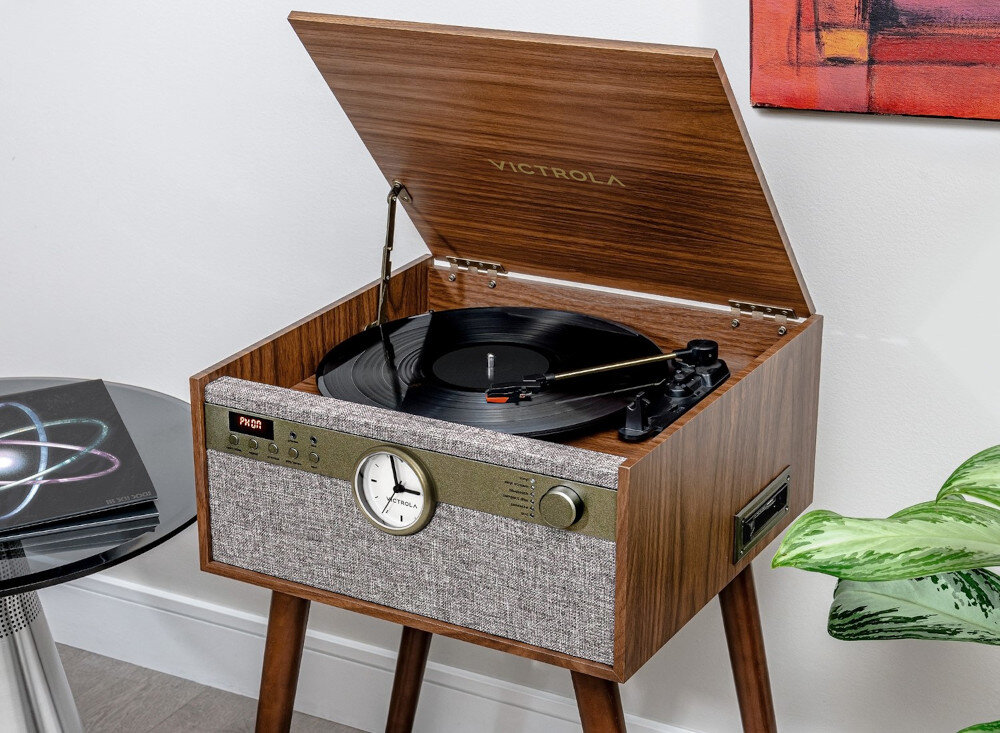 Gramofon VICTROLA VTA-835SB - Różne prędkości odtwarzania, gramofon stojący na nogach obok stolika