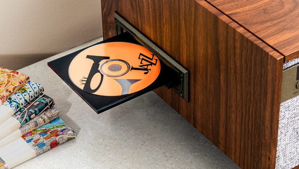 Gramofon VICTROLA VTA-835SB - Łączność bez kabli, kadr grsamofonu z wysuniętym cd-romem