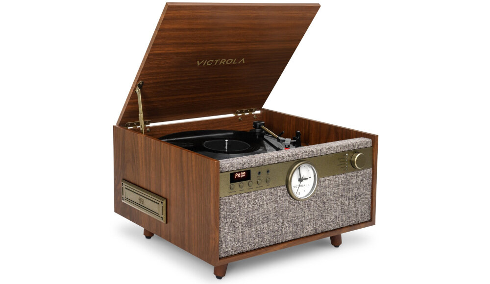 Gramofon VICTROLA VTA-835SB - Dźwięk na Twój sposób, gramofon po skosie na białym tle