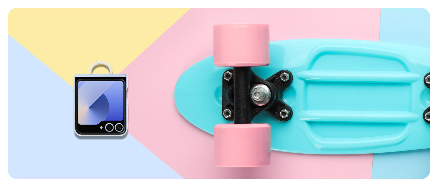 Ekstremalne zbliżenie na osobę siedzącą na deskorolce i wygodnie trzymającą Galaxy Z Flip6 w etui Clear Case. Osoba ta trzyma telefon tylko palcem wskazującym, korzystając z pierścienia ułatwiającego przenoszenie. 