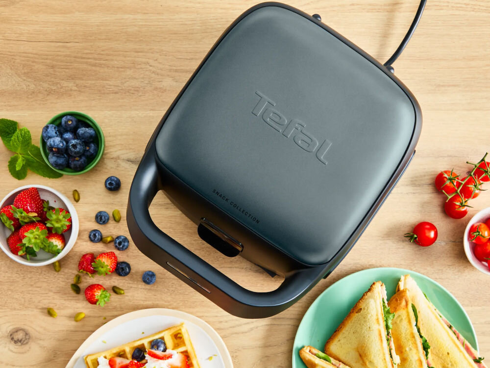 Opiekacz TEFAL Snack Collection SW862BF0 widok z góry obok gotowe tosty i gofry moc 700 W temperatura do 230 stopni gofty tosty gotowe w kilka minut