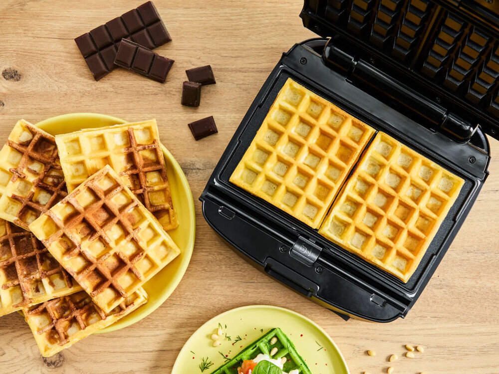 Opiekacz TEFAL Snack Collection SW862BF0 widok na otwarty opiekacz z goframi łatwa wymiana płytek powłoka zapobiegająca przywieraniu