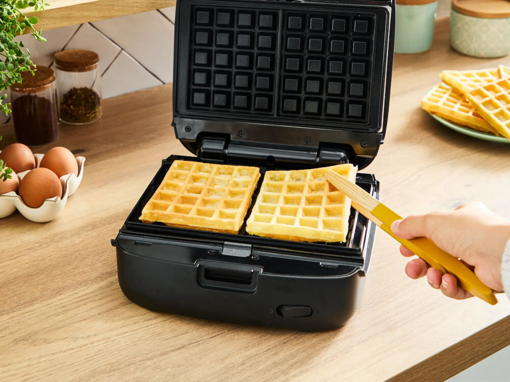 Opiekacz TEFAL Snack Collection SW862BF0 wyjmowanie gofra z opiekacza powłoka ceramiczna bez przywierania bez bałaganu smażenie bez oleju
