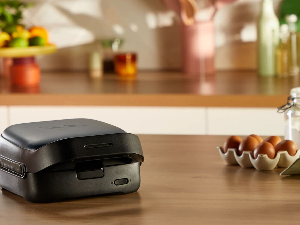 Opiekacz TEFAL Snack Collection SW862BF0 stojący na blacie w tle przytulna kuchnia możliwość naprawy dostępność części zamiennych punkty serwisowe
