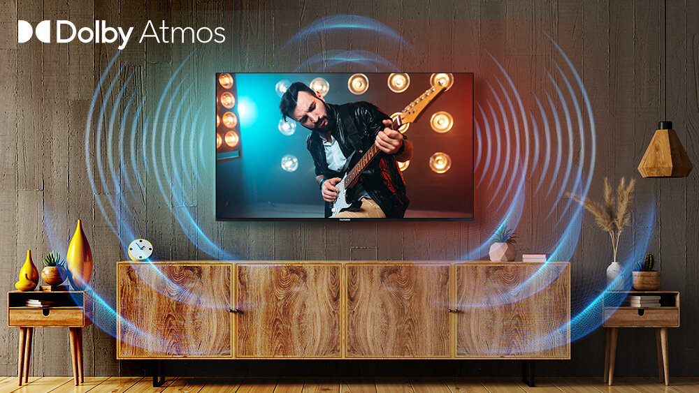 Telewizor TELEFUNKEN TFL-50AEU2000 - Zanurz się w dźwięku Dolby, Dolby Atmos, 2 głośniki o łącznej mocy 20 W, equalizer, Telewizor zawieszony na ścianie nad komodą z wydobywającym się dźwiękiem