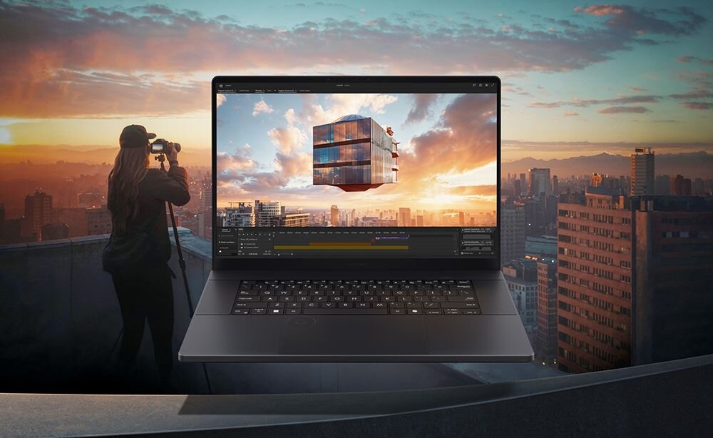 Laptop ASUS ProArt P16 na dachu miasta o zachodzie słońca z osobą robiącą zdjęcia w tle, na ekranie widoczna aplikacja do edycji 3D z modelem budynku