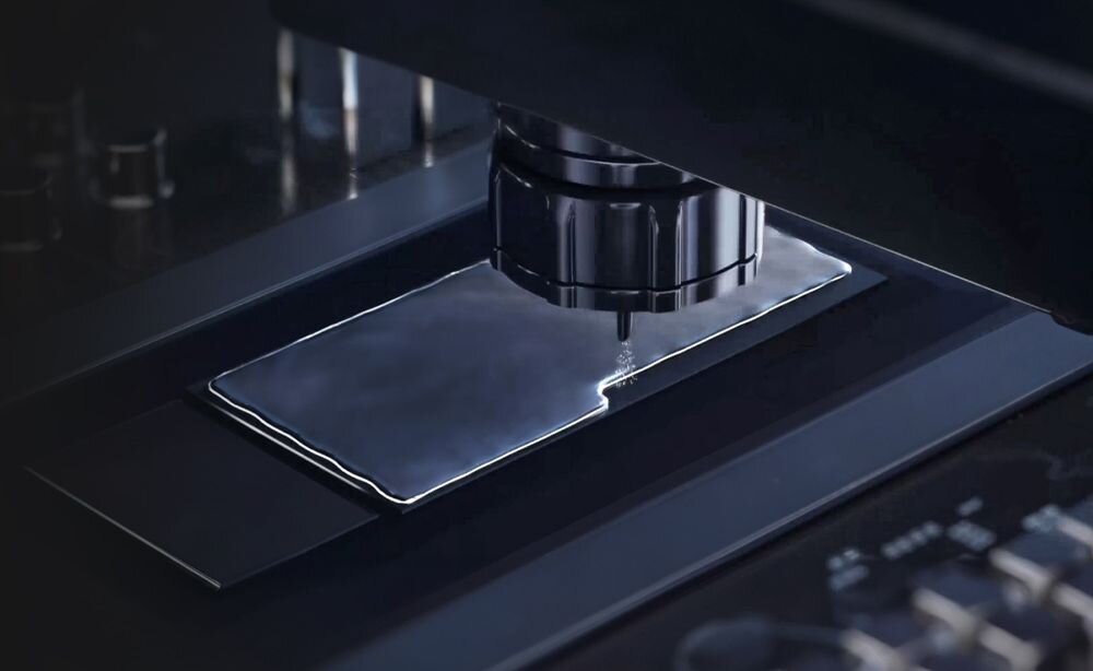 Zbliżenie na proces nakładania pasty termoprzewodzącej Thermal Grizzly na procesor laptopa ASUS ProArt P16 w sterylnym środowisku produkcyjnym - Ciekły metal Thermal Grizzly