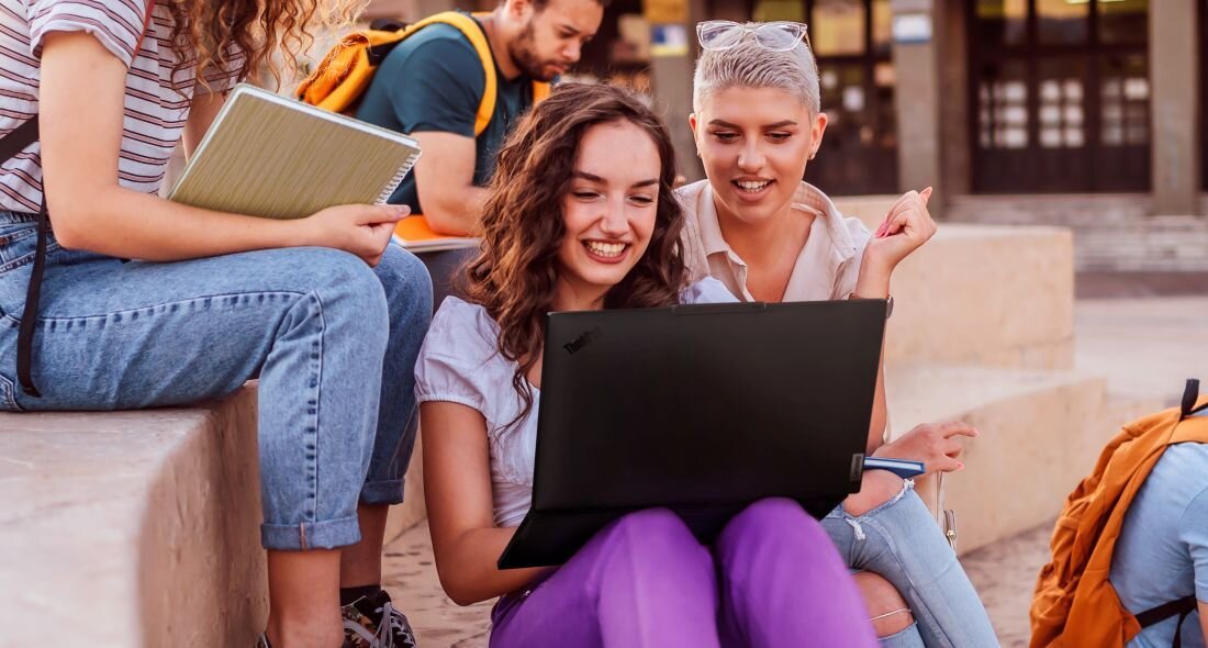 Studenci pracują na laptopie Lenovo ThinkPad podczas zajęć na kampusie uniwersyteckim - Vapor Chamber Cooler  