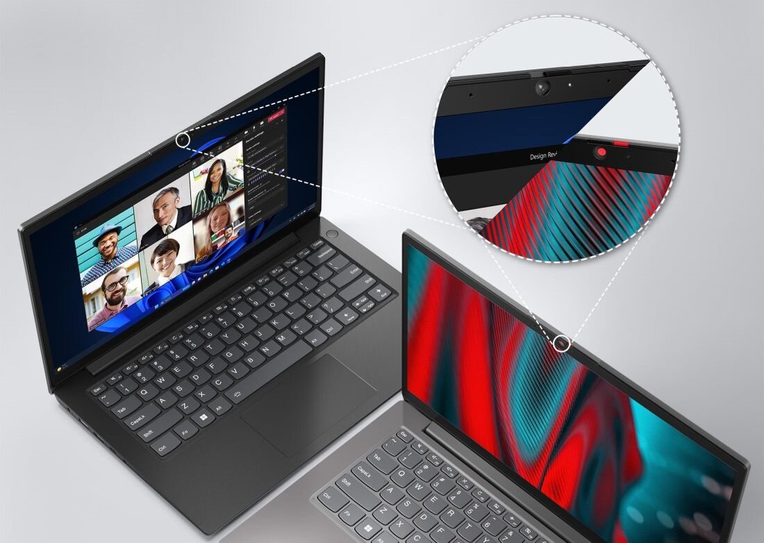 Na obrazie widoczne są dwa laptopy z otwartymi ekranami, na jednym z nich wyświetlana jest wideokonferencja z kilkoma osobami. W prawym górnym rogu znajduje się powiększenie kamery internetowej z czerwonym wskaźnikiem.