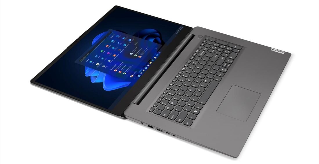 Laptop z dużym ekranem jest otwarty i leży na płaskiej powierzchni. Na ekranie widoczny jest interfejs systemu Windows 11, a na obudowie znajduje się logo Lenovo.