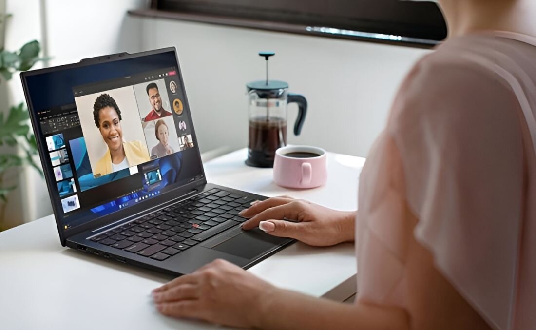 Laptop Lenovo ThinkPad wyświetla wideokonferencję z włączoną kamerą, wspierając komunikację w pracy zdalnej. - Kamera 2 Mpx z sensorem Full HD