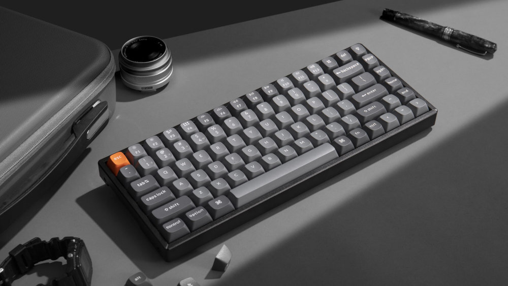 KEYCHRON K2 Max klawiatura na biurku obok zegarek i torba