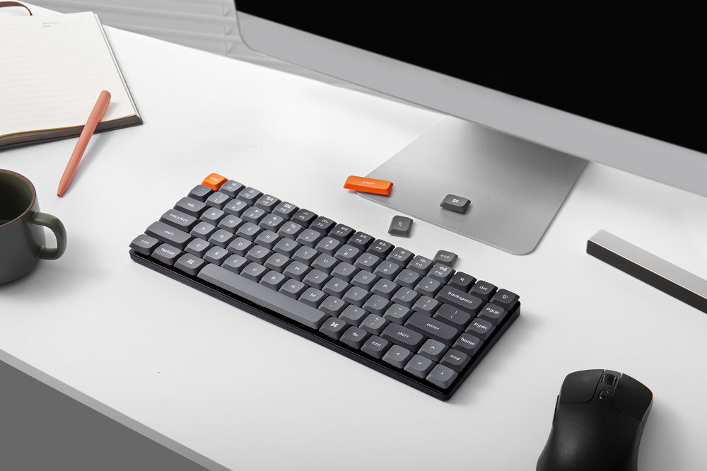 KEYCHRON K3 Max klawiatura na blacie obok dodatkowe klawisze mysz długopis
