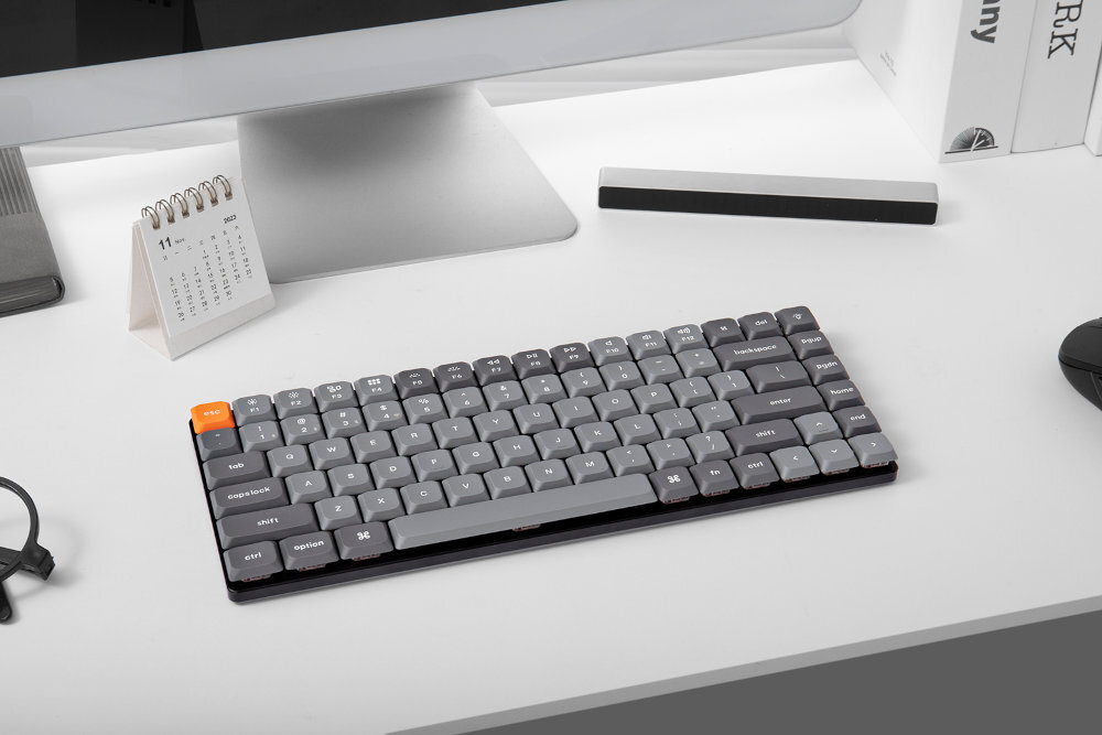 KEYCHRON K3 Max Aluminiowa konstrukcja K3 Max niskoprofilowe przełączniki Gateron Brown (17 mm) Pianki akustyczne IXPE i lateksowe Trzy poziomy regulacji nachylenia keycapy double-shot PBT odporność na zużycie podświetlenie RGB 22 trybami