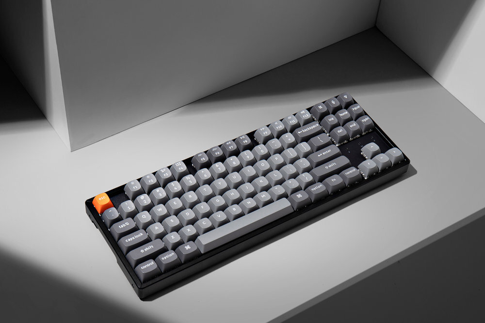 Keychron K8 Max trzy tryby komunikacji 2,4 GHz odświeżaniem 1000 Hz odbiornik USB-A Bluetooth urządzeniami mobilnymi macOS, Windows i Linux dedykowane keycapy dla Mac i Windows