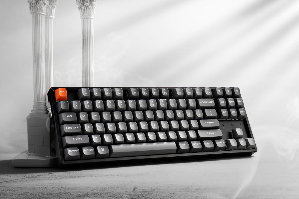 Keychron K8 Max pianki akustyczne (IXPE, PET, EPDM) redukują hałas Stalowa płyta montażowa śrubowe stabilizatory PCB większe klawisze, jak spacja czy enter nakładki PBT OSA trzy poziomy nachylenia Przełączniki Keychron Super Banana