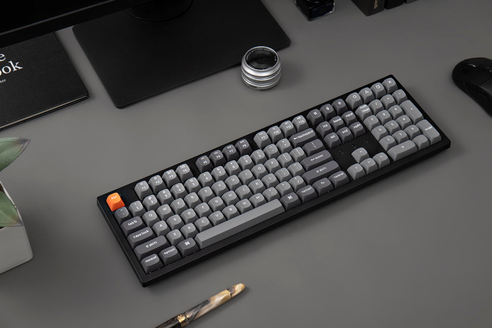 KEYCHRON K10 Max trzy tryby komunikacji 2,4 GHz odświeżaniem 1000 Hz odbiornik USB-A Bluetooth urządzeniami mobilnymi fizyczny przełącznik systemu (Mac/Windows) komplet keycapów