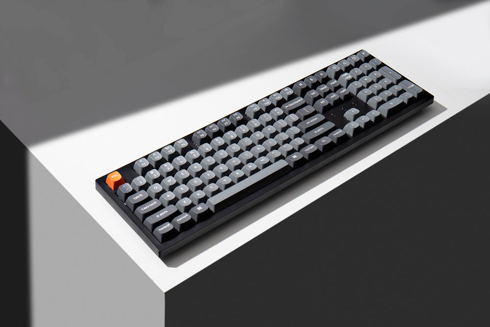 KEYCHRON K10 Max warstwową konstrukcję dźwiękochłonną (IXPE, PET, EPDM) tłumi hałas Wkręcane stabilizatory keycapy PBT OSA double-shot stalowa płyta montażowa i południowe podświetlenie RGB