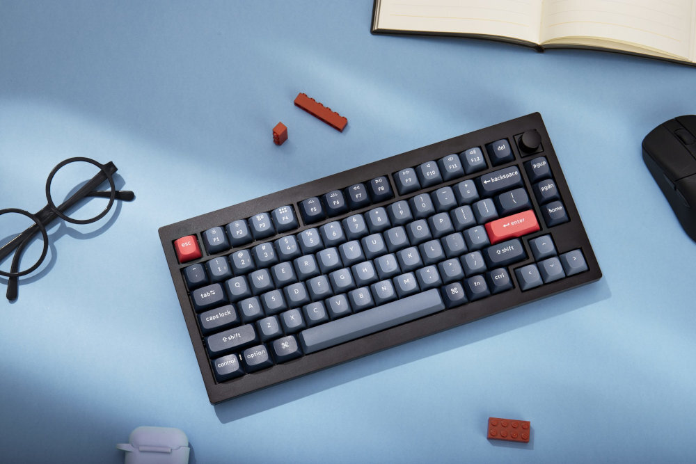 KEYCHRON V1M trzy tryby komunikacji 2,4 GHz odświeżaniem 1000 Hz odbiornik USB-A USB-C Bluetooth urządzeniami mobilnymi fizyczny przełącznik systemu (Mac/Windows) komplet keycapów