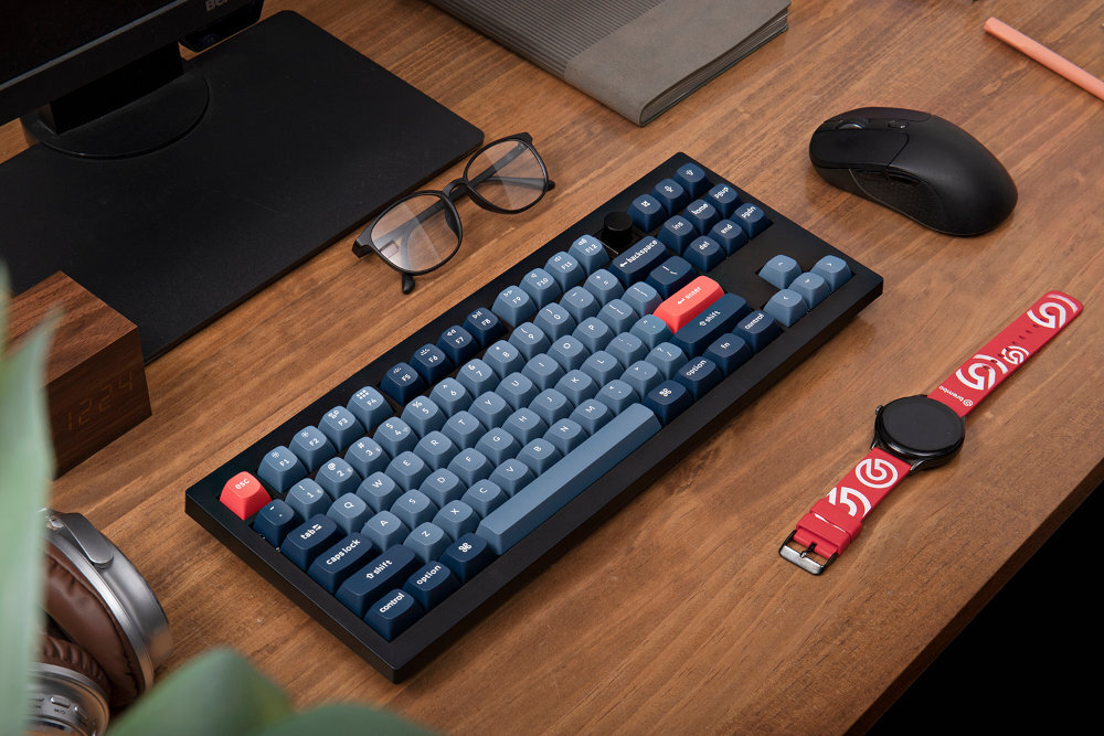KEYCHRON V3M trzy tryby komunikacji 2,4 GHz odświeżaniem 1000 Hz odbiornik USB-A USB-C Bluetooth urządzeniami mobilnymi fizyczny przełącznik systemu (Mac/Windows) komplet keycapów