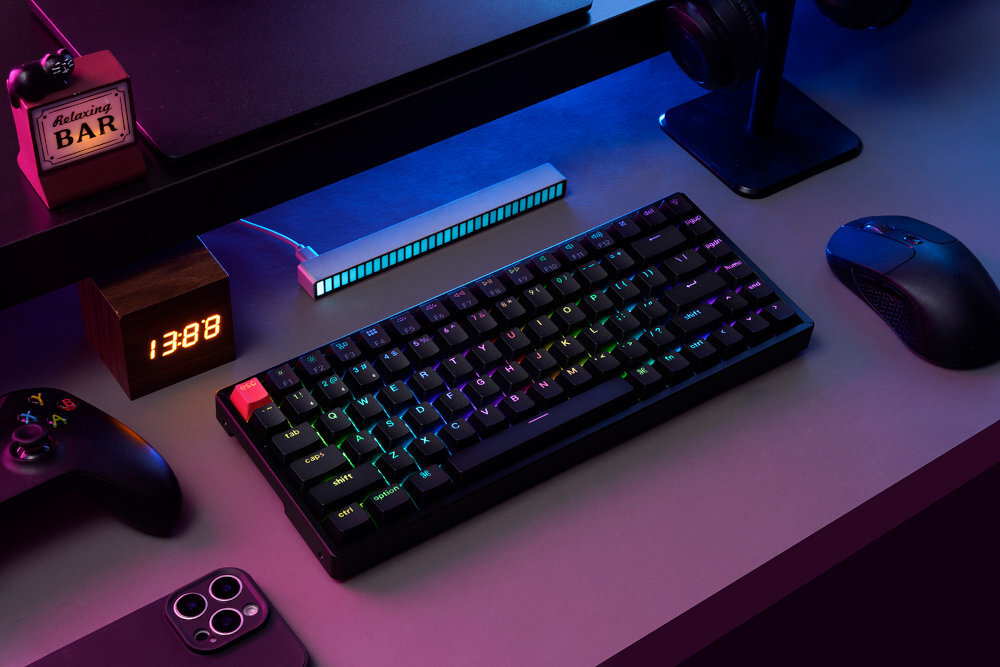 Keychron K2 Version 3 obok mysz gamepad telefon podswietlenie