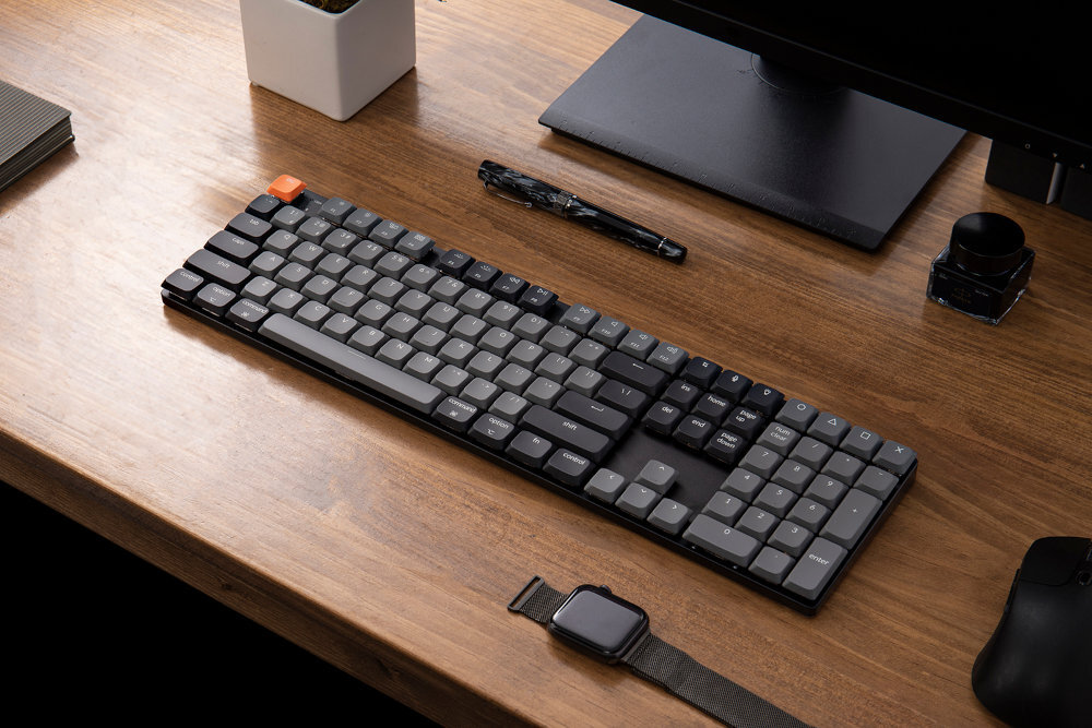 KEYCHRON K5 klawiatura na blacie obok zegarek