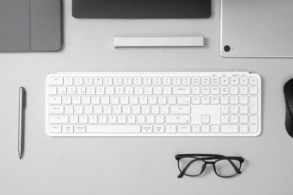 Keychron B6 Pro klawiatura na blacie, obok notes i okulary