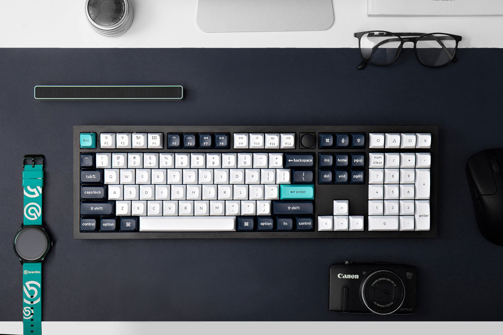 KEYCHRON Q6 MAX biało czarno niebieska klawiatura na blacie obok zegarek