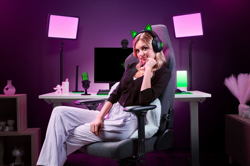Słuchawki RAZER Kraken Kitty V2 BT gaming Bluetooth Chroma RGB kocie uszy, osoba z założonymi słuchawkami nausznymi