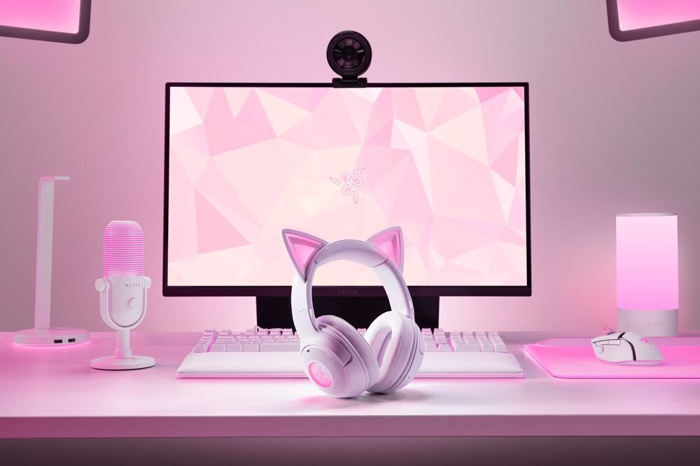 RAZER Kraken Kitty V2 BT TriForce 40 mm dźwięk czysty, słuchawki po skosie stojące przed ekranem monitora