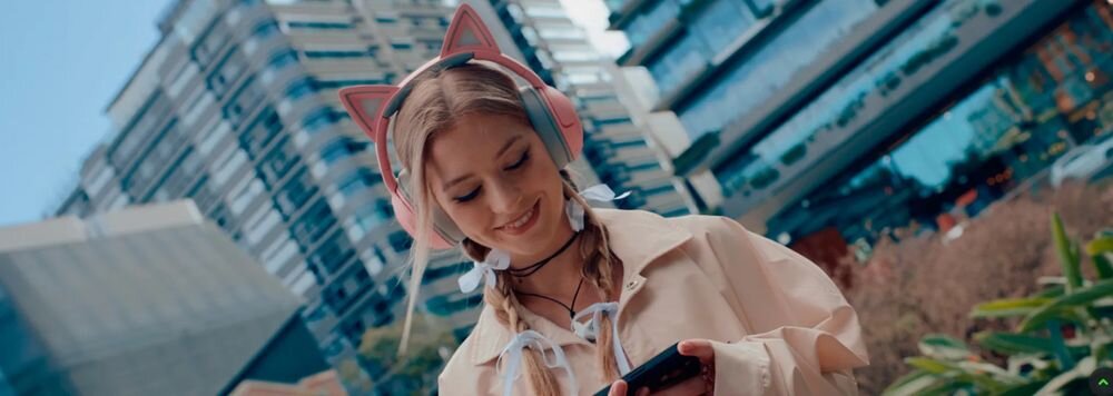 RAZER Kraken Kitty V2 BT bateria 40 godzin USB Type-C, osoba z założonymi słuchawkami nausznymi