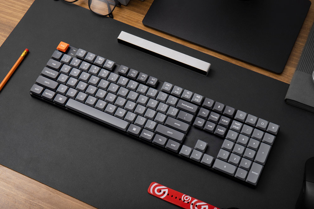 KEYCHRON K3 Max klawiatura na blacie obok ołówek i monitor