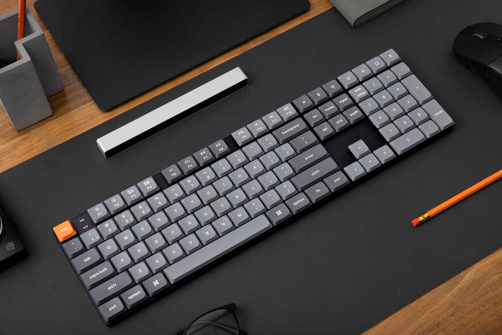 KEYCHRON K3 Max Aluminiowa konstrukcja K3 Max niskoprofilowe przełączniki Gateron Red (17 mm) Pianki akustyczne IXPE i lateksowe Trzy poziomy regulacji nachylenia keycapy double-shot PBT odporność na zużycie podświetlenie RGB 22 trybami