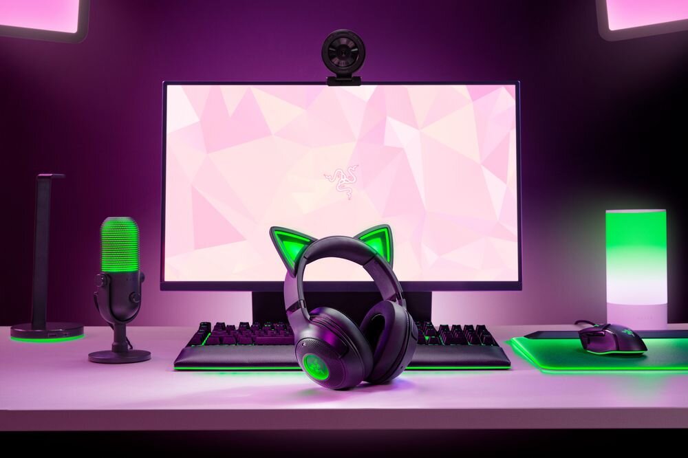 RAZER Kraken Kitty V2 BT Bluetooth 5.2 Gaming Mode niskie opóźnienia, słuchawki po skosie stojące przed ekranem monitora