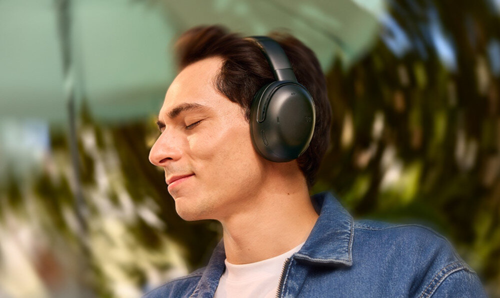 Słuchawki nauszne JBL TOUR ONE M3 - Jak w profesjonalnym studiu, Hi-Res Audio, przetworniki 40 mm, DAC 192 kHz/24 bity, Bluetooth® LDAC, osoba z założonymi słuchawkami