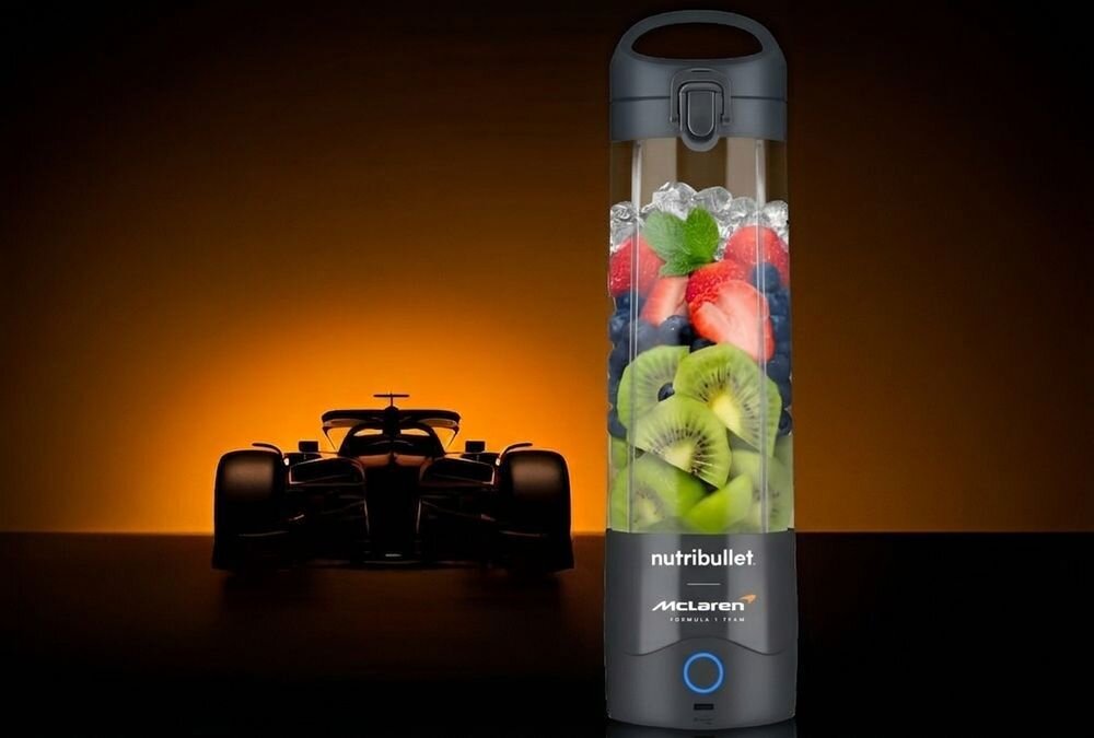 blender personalny NUTRIBULLET Portable NBP003GO-MC z owocami i lodem na blacie