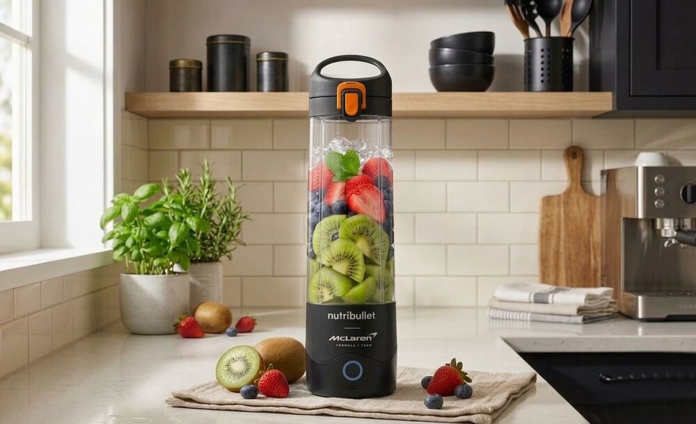 blender stojący na blacie w kuchni